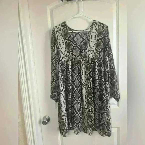 Zara Premium Snakeskin Print V-neck Dress. Front Button Top, Pockets Size Large. - Picture 5 of 7